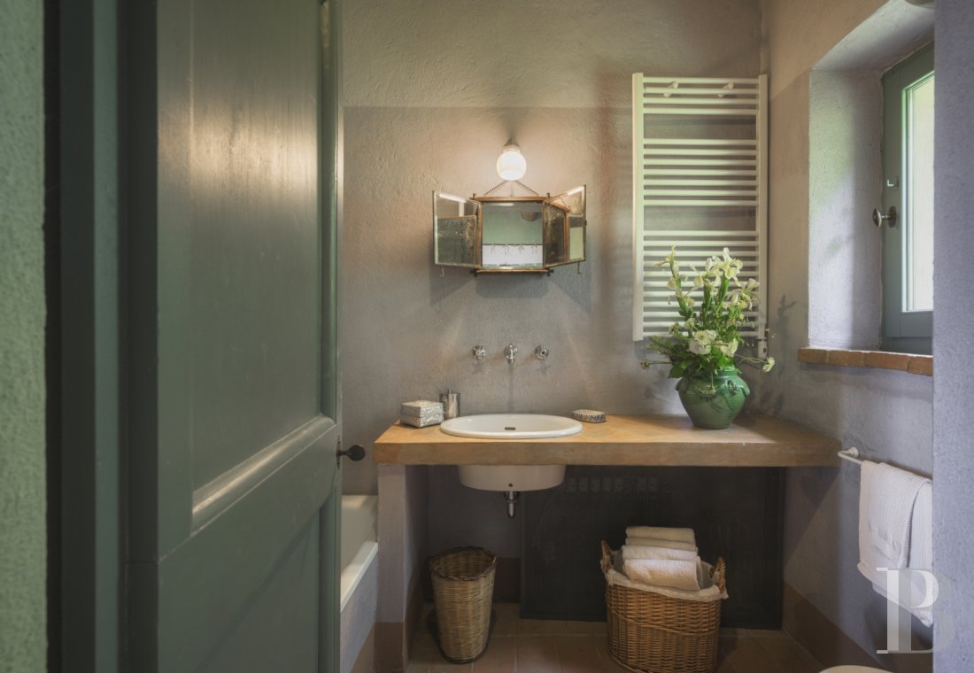 An old olive grove farmhouse restored to its former glory, overlooking the countryside in the Val d'Orcia in Tuscany - photo  n°21